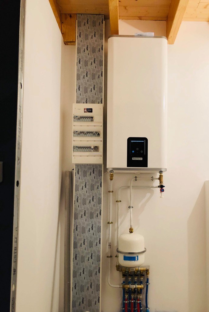 Chauffe-eau Thermor et tableau électrique Hager refaits à neuf dans un local technique
