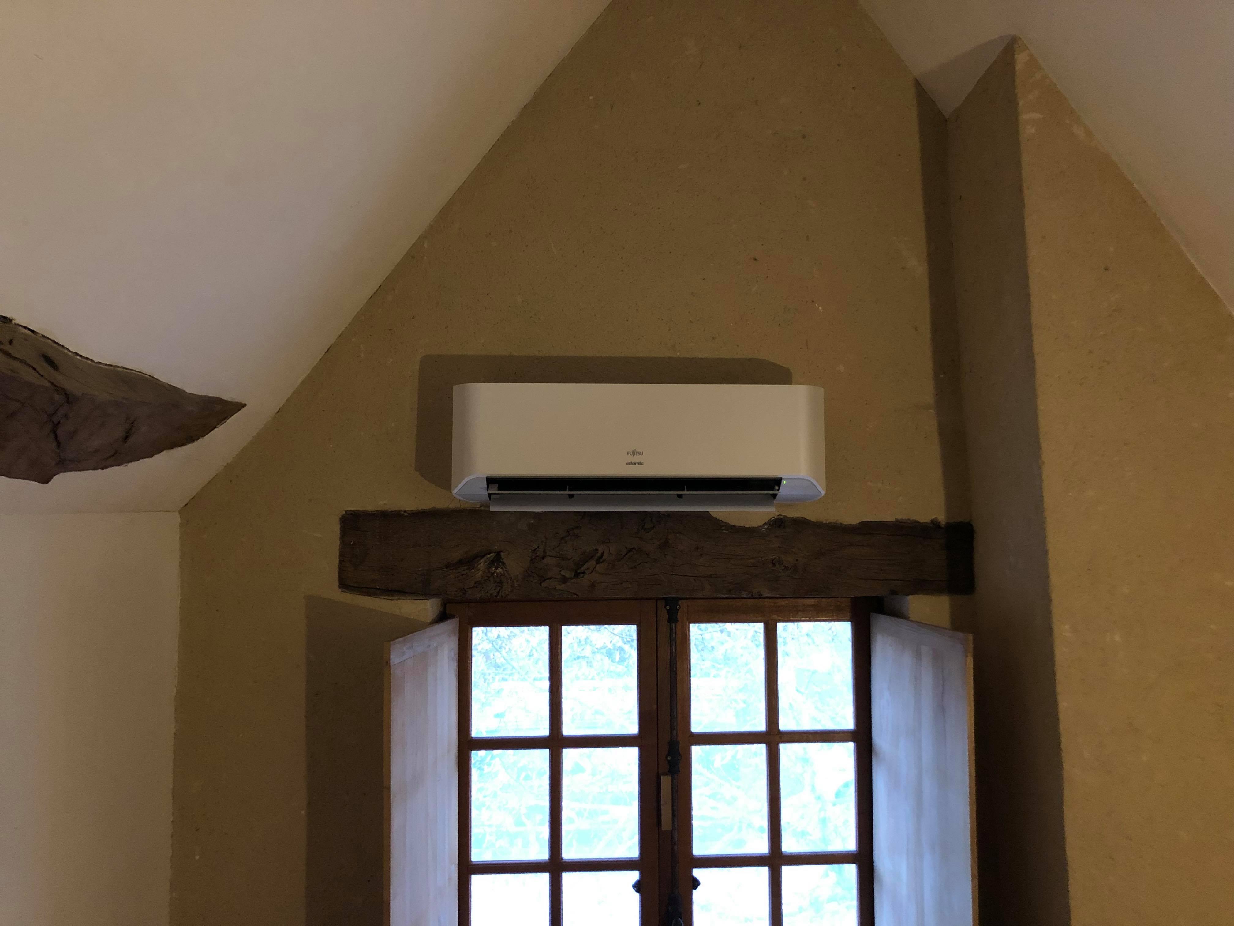 Climatiseur mural Fujitsu installé dans une maison en pierre