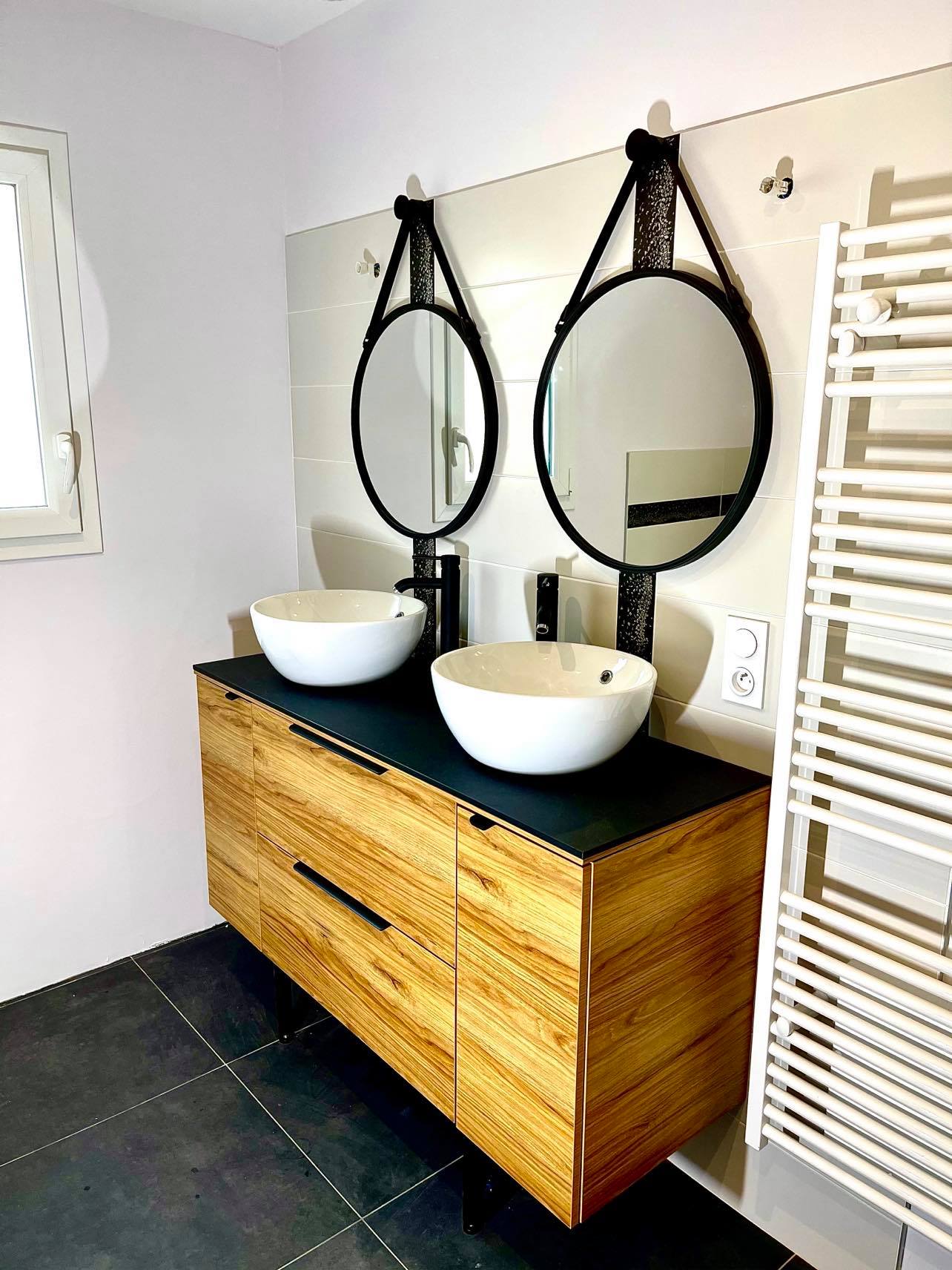 Salle de bain avec meuble bois double vasque et miroirs ronds suspendus