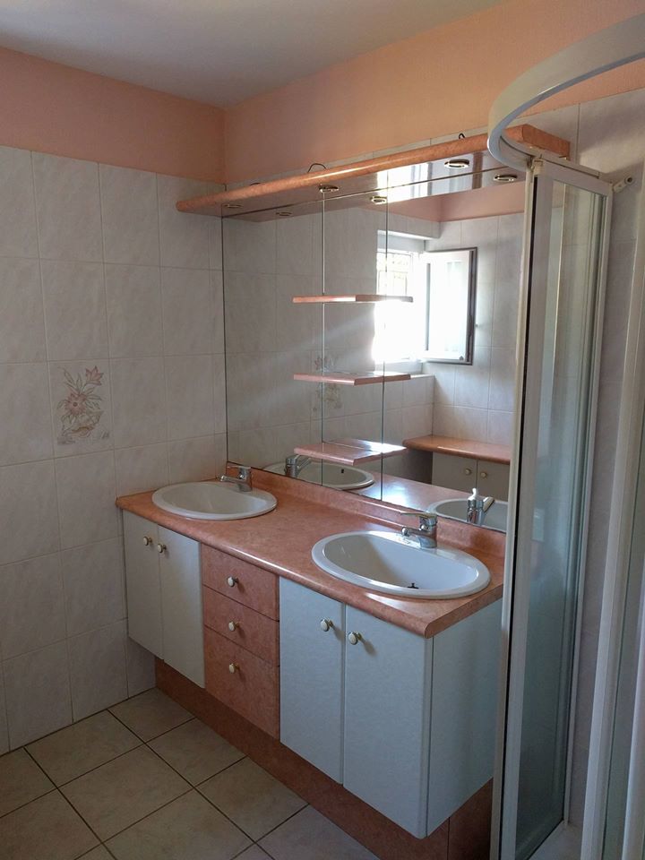 Salle de bain d'origine avec double vasque pêche et carrelage ancien